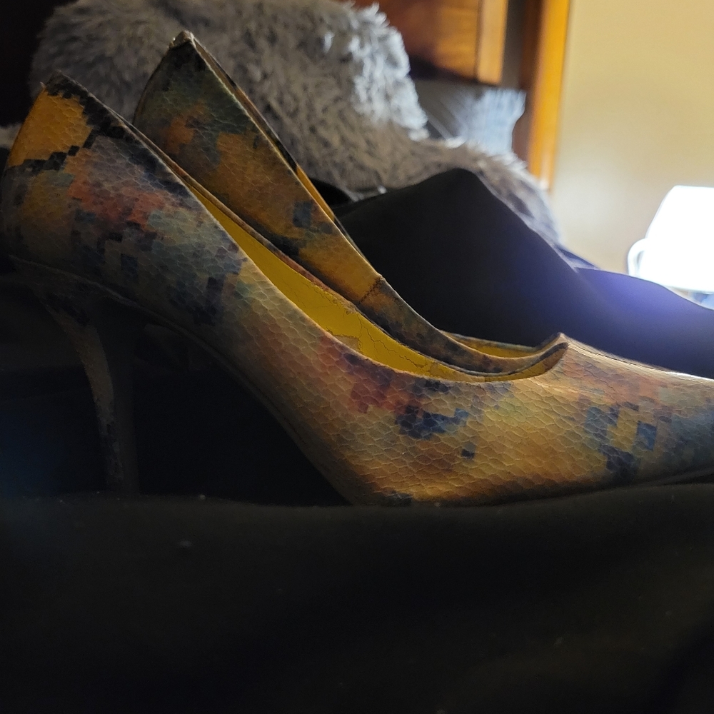 Yellow multi color yellow ske shin heels - Picture 2 of 5